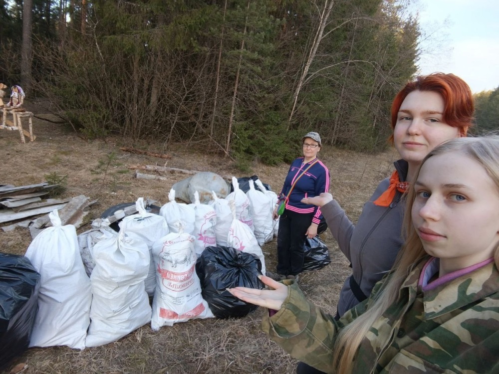 Староста населенного пункта д.Долманово Гаевая Елена Сергеевна организовала и провела традиционный субботник.